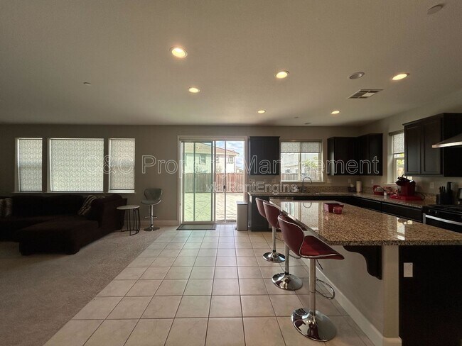 Building Photo - 5243 Comfrey St