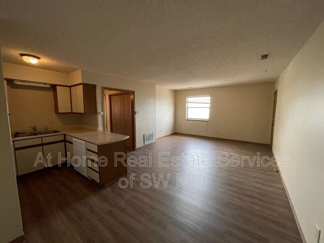 Building Photo - 2850-2862 S Rogers
