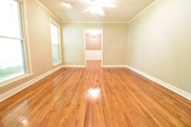 Building Photo - 3 Bedroom 2 Bathroom Home- Pets Considered