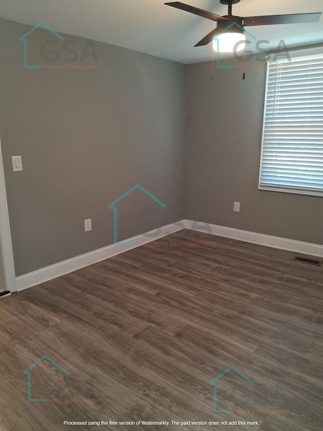 Building Photo - 2 Bedroom 1 Bath Available!