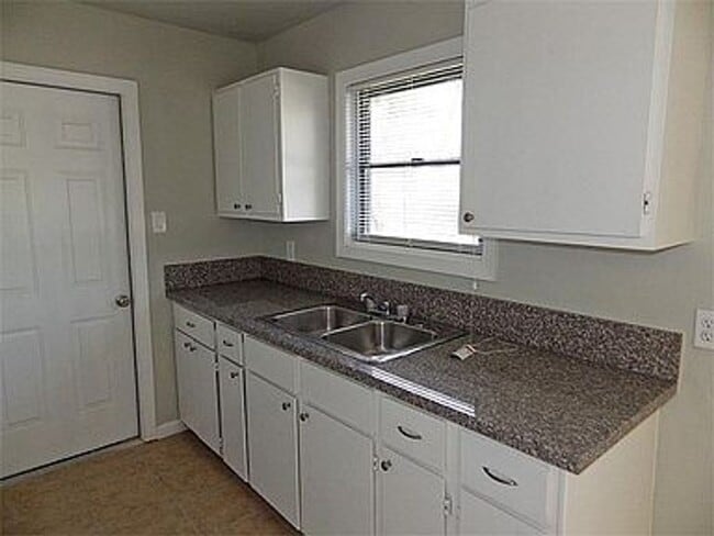 Building Photo - 3 bed / 1 bath home in South Houston - Mov...