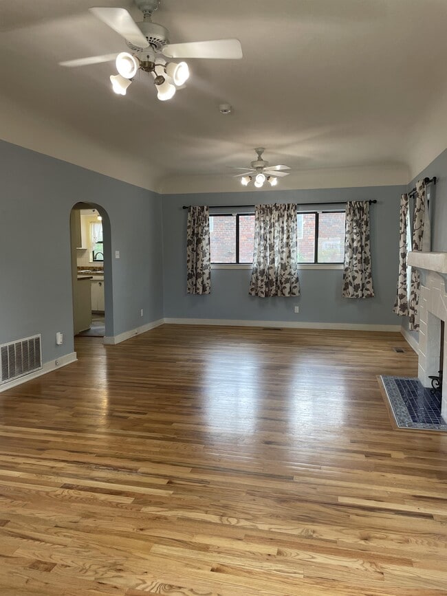 Building Photo - 437 Maple St NE