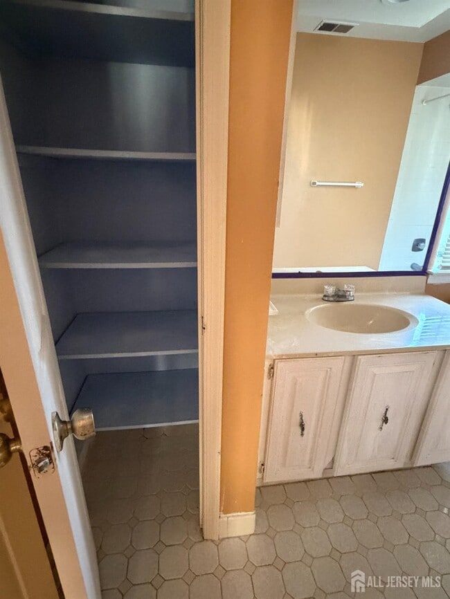 Building Photo - 1202 Woodbridge Commons Way