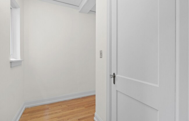 Building Photo - Charming Goose Hollow Condo – Hardwood Flo...