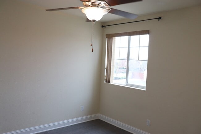 Building Photo - 864 Pinewood Ave
