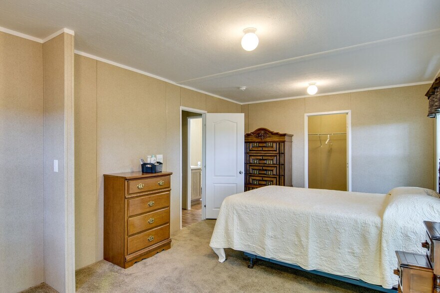 Building Photo - 499 Woods Ln