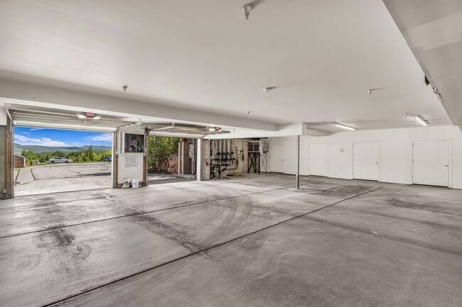 Building Photo - 8381 Meadowview Ct