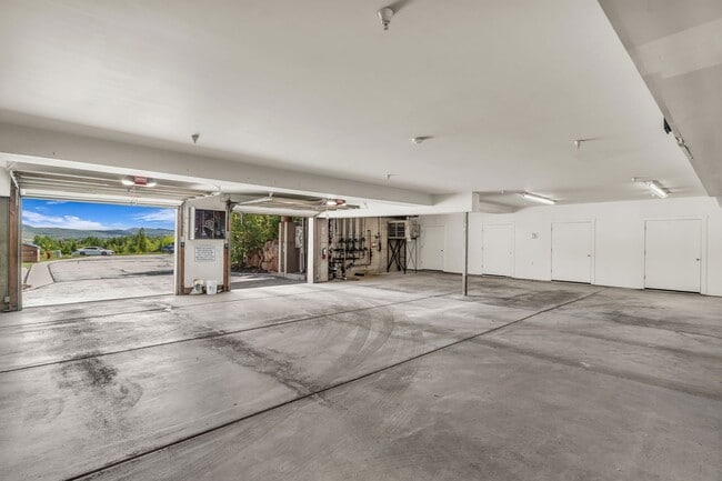 Building Photo - Pinebrook Pointe