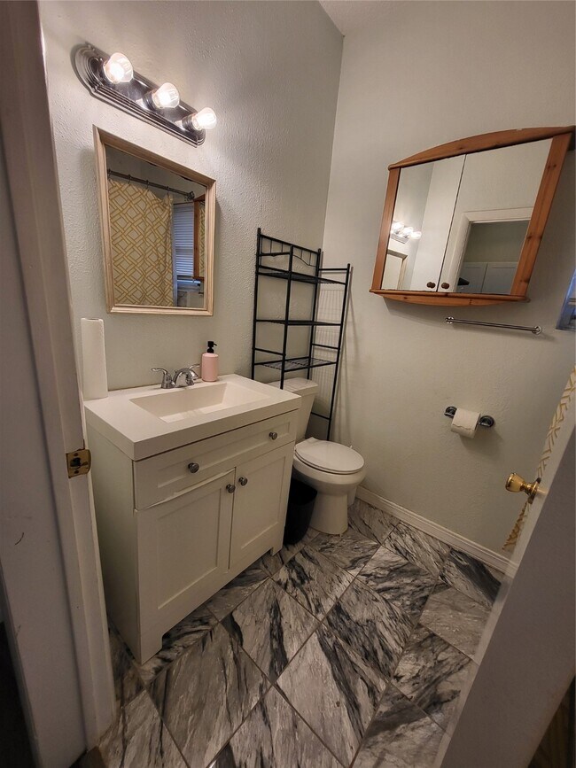 Building Photo - 1226 W Gray St