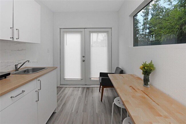 Building Photo - 2040 SW 80th Ct