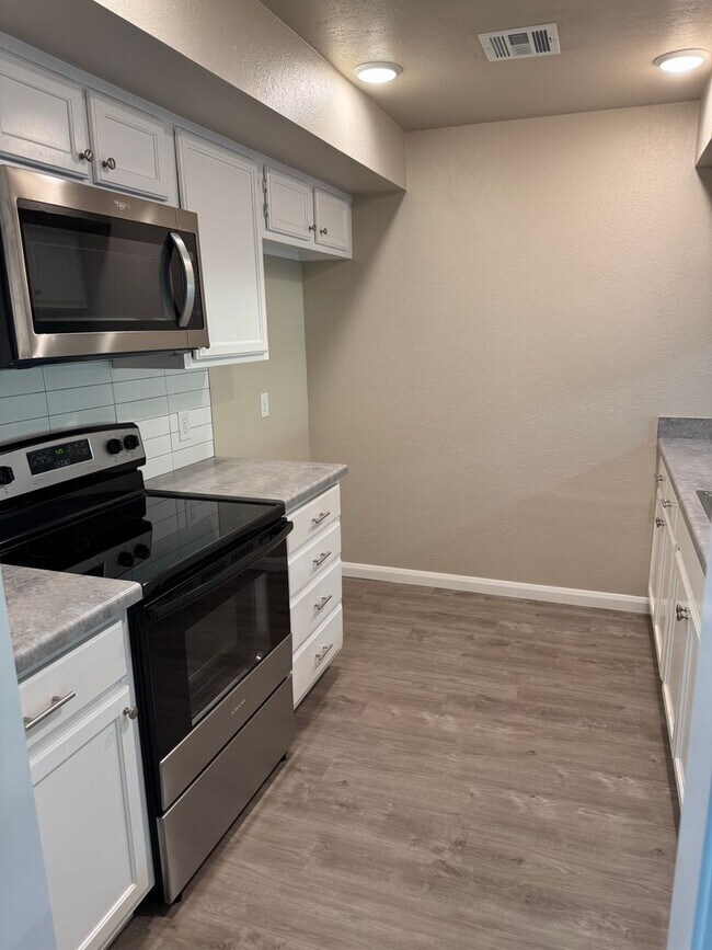 Building Photo - Fully Renovated 3 Bedroom Duplex in the he...