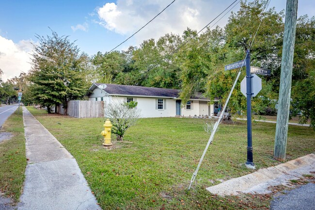 Building Photo - Adorable Rental Near Downtown Ocean Springs!