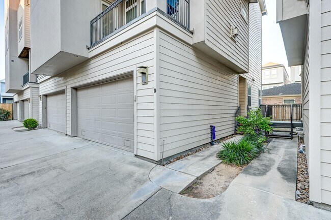 Building Photo - 1325 W 24th St