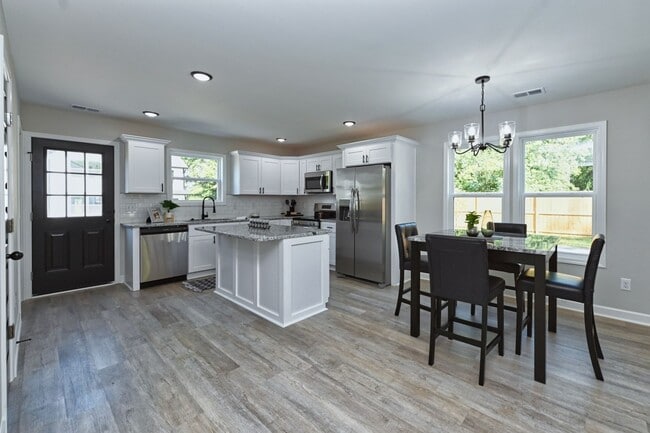 Building Photo - Like New and Move In Ready!