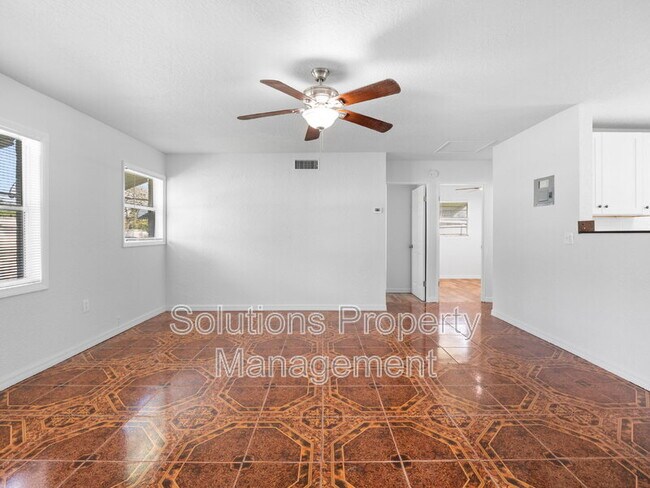 Building Photo - 2033 Robinhood Dr