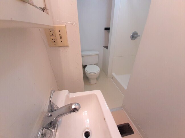Building Photo - 317 Hillview Pl