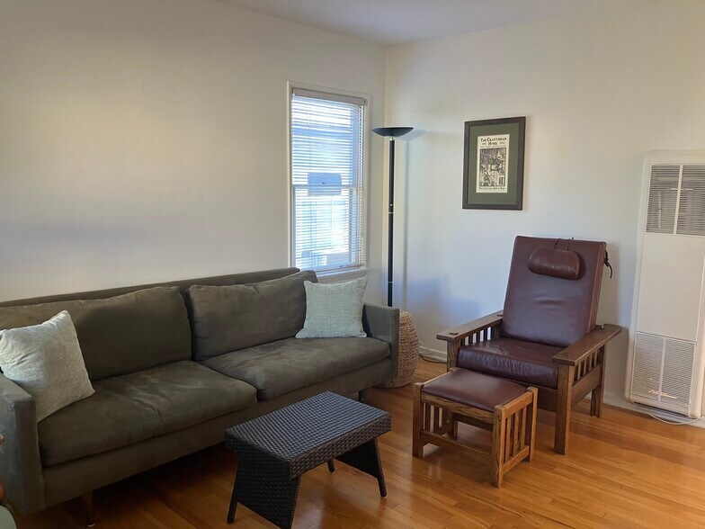 Building Photo - 834 12th St