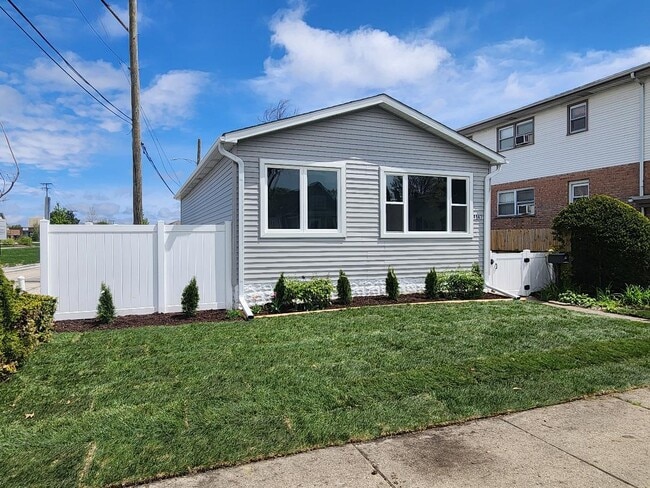 Building Photo - 4147 Prairie Ave