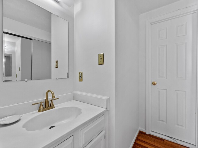 Building Photo - Charming Townhome in Reston with 2-bedroom...