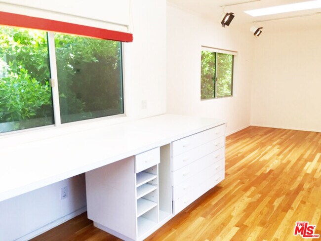 Building Photo - 4031 Hollyline Ave