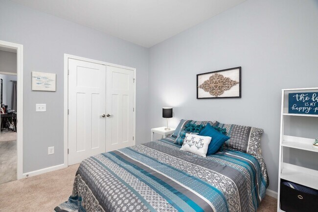 Building Photo - 1239 Oxford Village Cir
