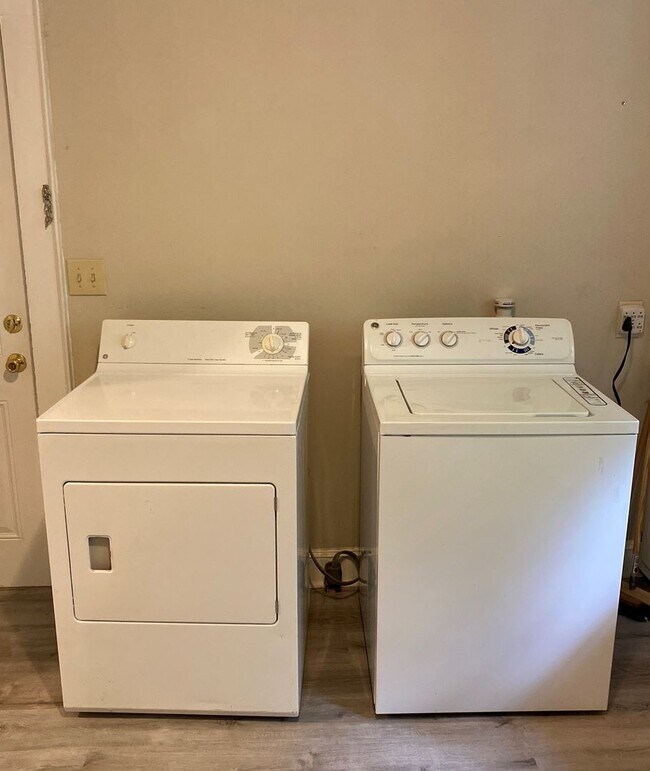 Building Photo - 2-Story Duplex Located in Concord!