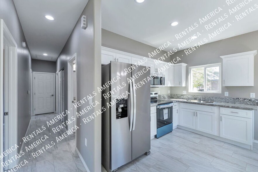 Building Photo - 1625 N Mountain View Ave