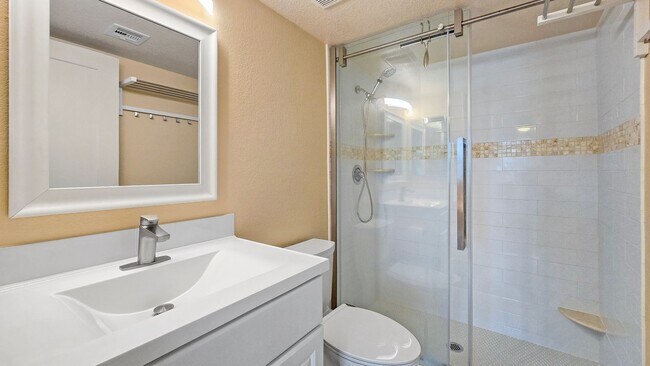 Building Photo - Awesome 2bd/2ba Condo close to Tempe Town Lake, ASU, Sky Harbor, Freeway Access and Light Rail.