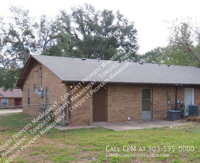Building Photo - Water Paid! Cozy 2 Bedroom Duplex w/Fenced...
