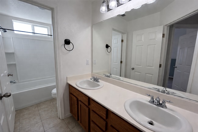 Building Photo - 212 Riverbend Ln