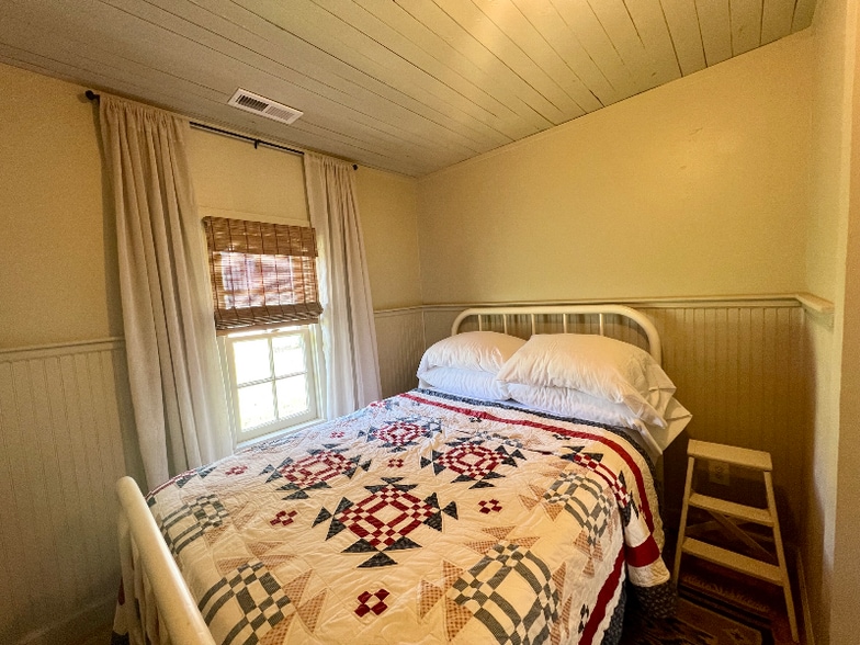 Building Photo - 614 W Holt St