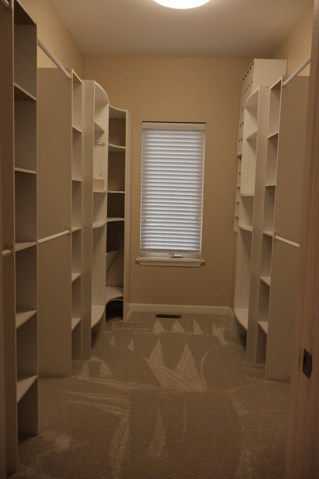 Building Photo - Expansive Mostly-Furnished Residence featuring 3 Bedrooms, a Completed Basement, and a Loft Space