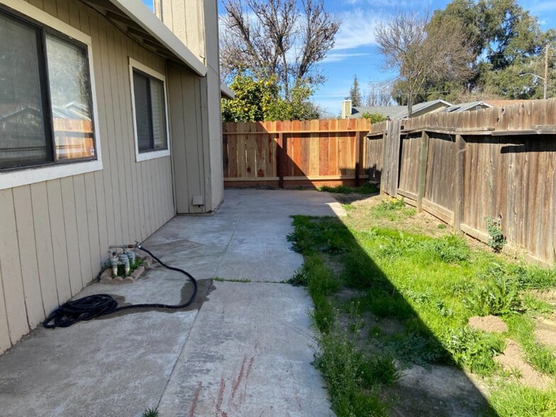 Building Photo - 700 Lacross Ct