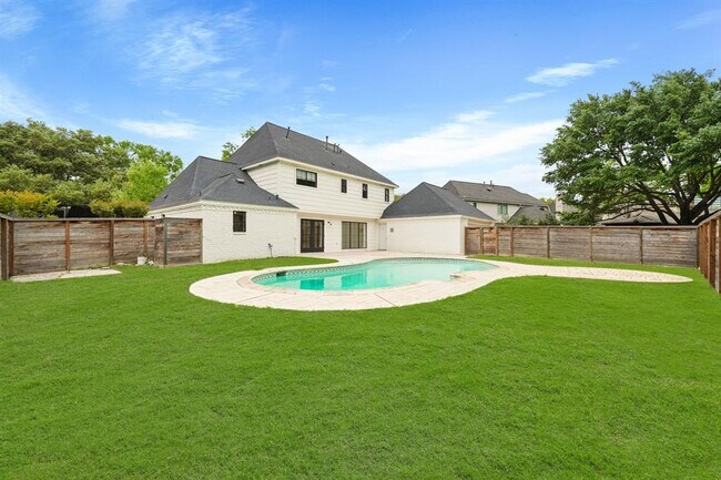 Building Photo - 819 Silvergate Dr