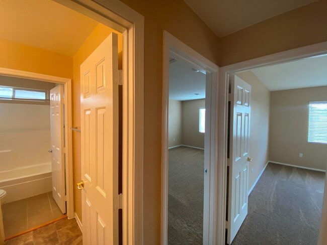 Building Photo - Gorgeous Rhodes Ranch Country Club home in Guard Gated Community!