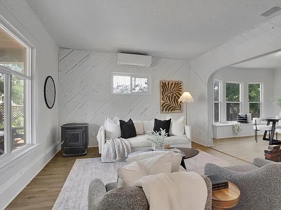 Building Photo - 2218 E Pacific Ave