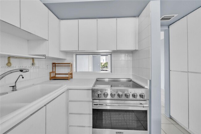 Building Photo - 3030 Marcos Dr