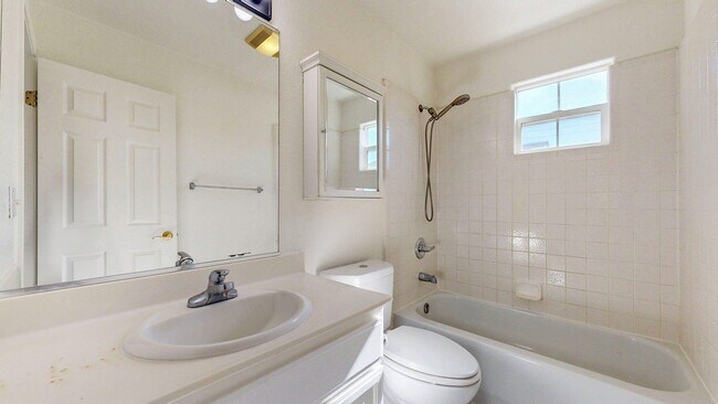 Building Photo - Beautiful 3 Bedroom 2.5 Bath Single Family...