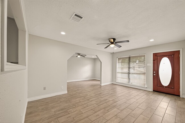 Building Photo - 3214 Longwood Dr