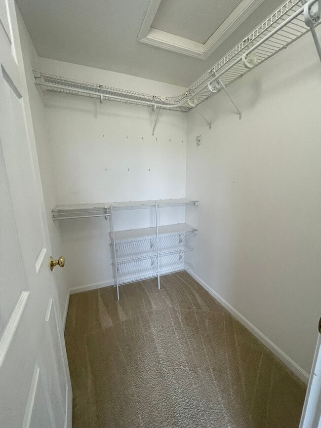 Building Photo - Bright Upper Condo with Garage | Near Shopping & Trails
