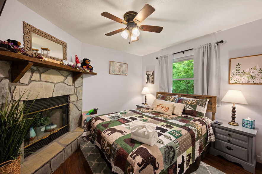 Building Photo - 930 Hideaway Hills Cir