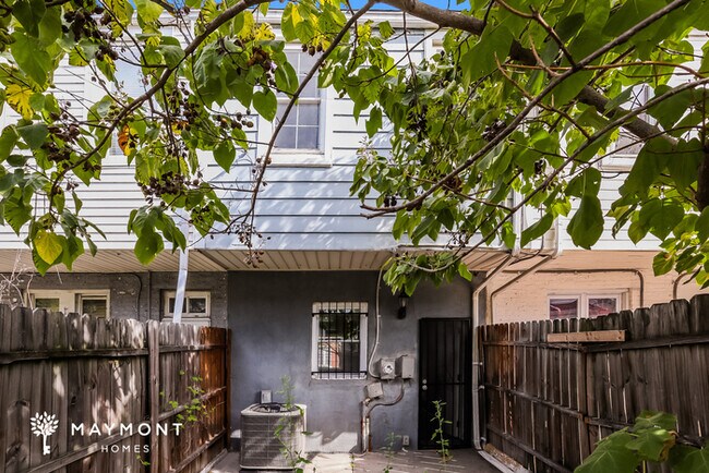 Building Photo - Charming 2-Bedroom Townhome