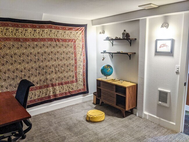 Building Photo - Furnished NW Alphabet district ground leve...