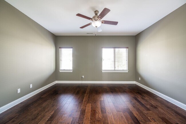 Building Photo - Location, Location , Location with this Beautiful Townhome