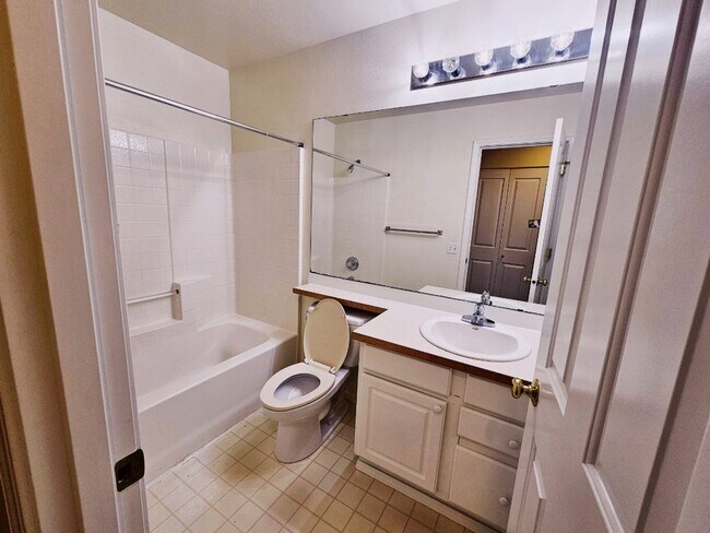 Building Photo - 3 Bed + Bonus Room 2.5 Bath Home Snohomish