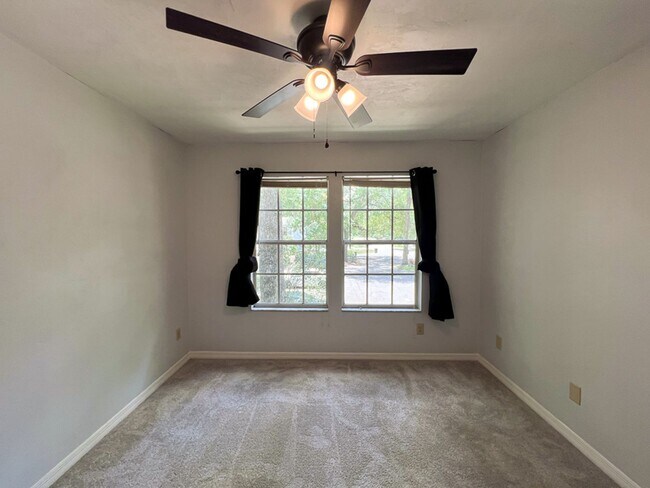 Building Photo - Pet Friendly Spacious 2-Bedroom End Unit i...