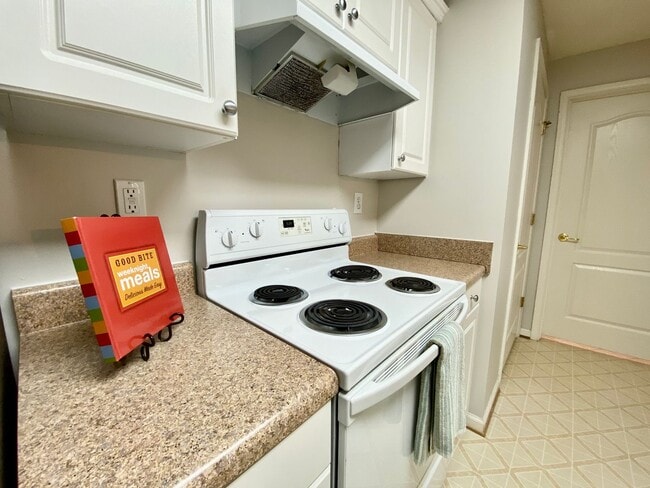 Building Photo - Super-Cute Condo! First Floor - 1-Story - Fenced Patio - Storage - Pet Friendly!