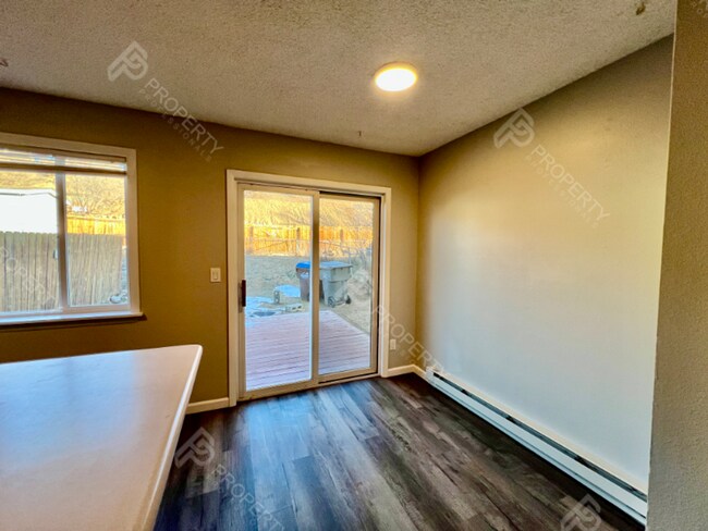 Building Photo - Em Ave Duplex