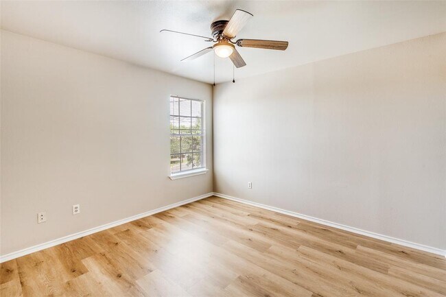 Building Photo - 945-947-947 Sagewood Trail