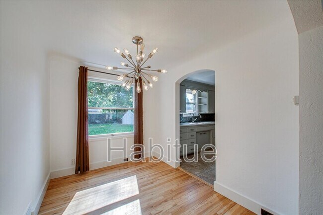 Building Photo - 414 S Pond St